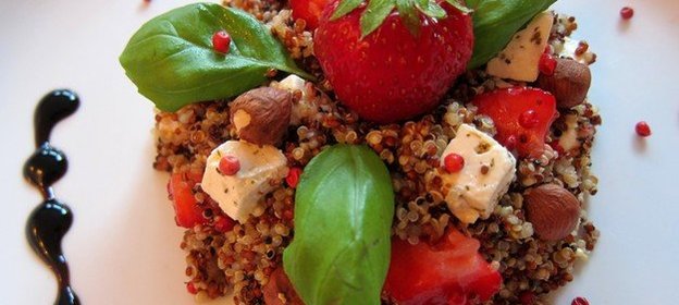 Салат с киноа, сыром фета и клубникой
