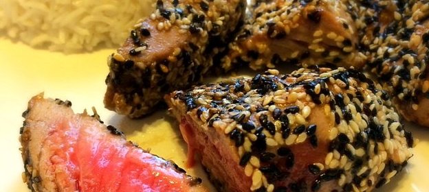 Стейк из тунца в кунжутной панировке