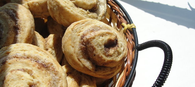 Булочки на кефире с корицей Розочки