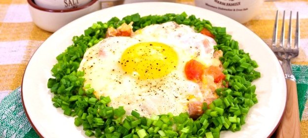 Яичница с ветчиной и помидорами