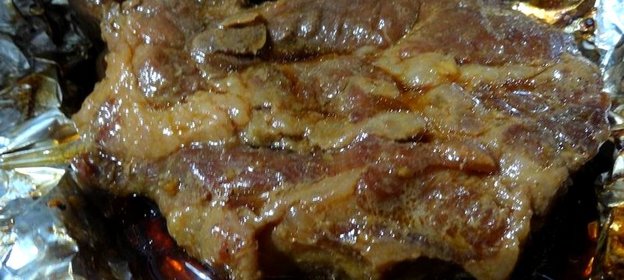 Нежные свиные стейки, запеченные в духовке