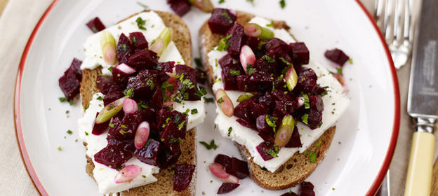 Брускетты из ржаного хлеба со свеклой и фетой