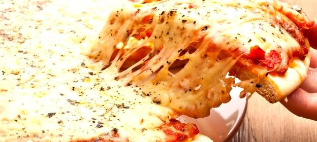 Пицца с моцареллой и помидорами