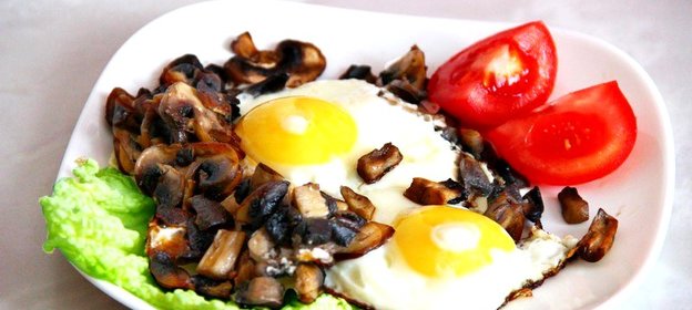 Яичница с шампиньонами