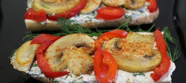 Багет с жареными шампиньонами, перцем и творогом с зеленью