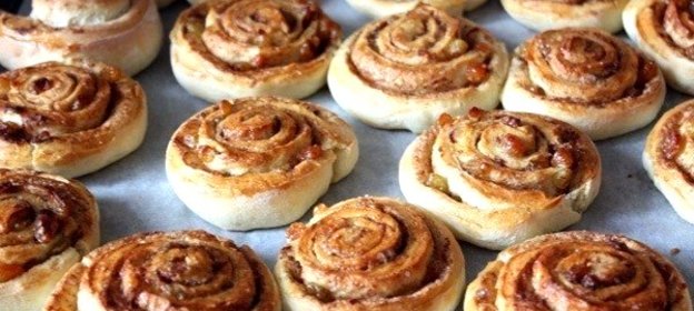Булочки с корицей и изюмом