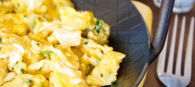 Яичница-болтунья с творогом и зеленым луком