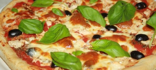 Пицца с курицей и маслинами