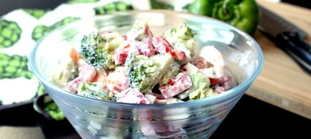 Крабовый салат с брокколи и болгарским перцем