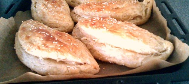 Хачапури из слоенного теста