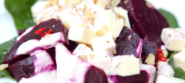 Зеленый салат со свеклой и сыром