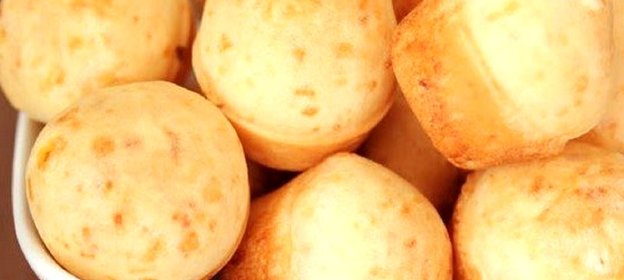 Безглютеновые маффины Пау ди кейжу с кусочками сыра