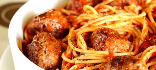 Спагетти с мясными шариками в томатном соусе