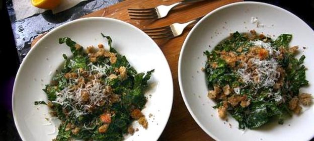 Салат из кале с сыром и хлебом