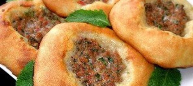 Лепешки с мясным фаршем и томатами