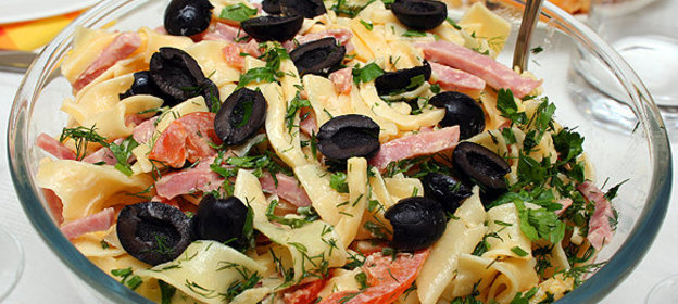 Итальянский салат с сыром и макаронами