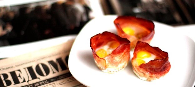 Яичница в корзинке с беконом