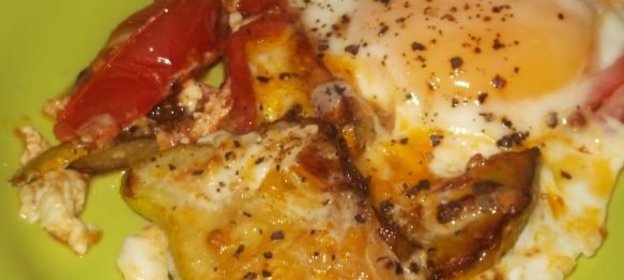 Яичница с патиссонами и помидорами