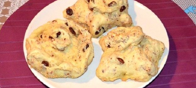 Булочки сдобные с изюмом и орехами из картофельного дрожжевого теста