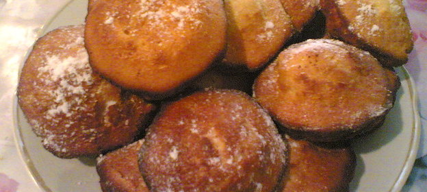 Маффины со сливами и кизилом