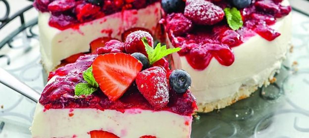 Бисквит со сливочным желе и ягодами