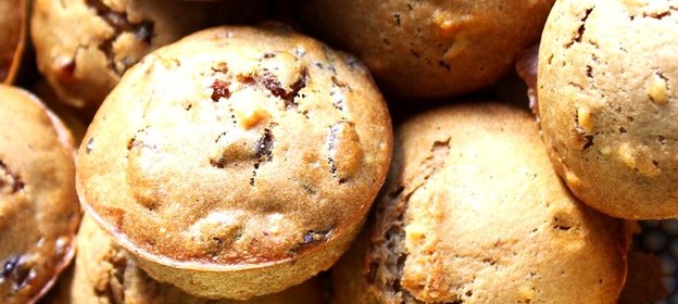 Банановые маффины с орехами