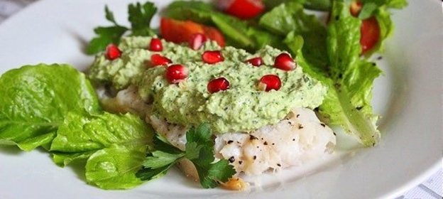 Паровое филе морского окуня под зеленым ореховым соусом