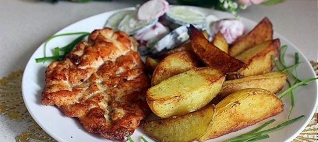 Стейки из куриной грудки с картофельными дольками