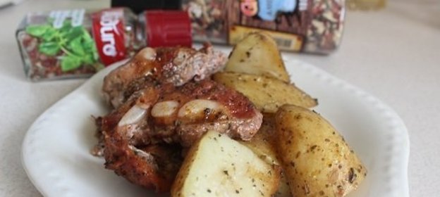 Запеченные свиные рёбрышки с ароматным картофелем