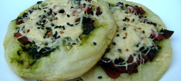 Мини-пицца со шпинатом и салями