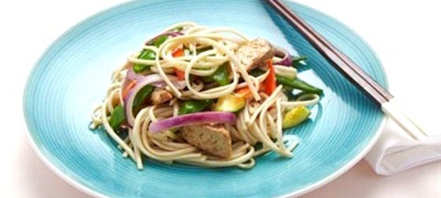 Жареные темпе и овощи с гречневой лапшой