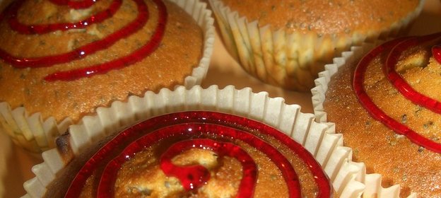 Молочные маффины с маком и вареной сгущенкой