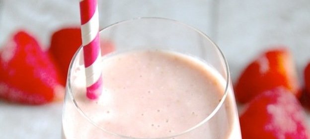 Бананово-клубничный смузи с овсяными хлопьями