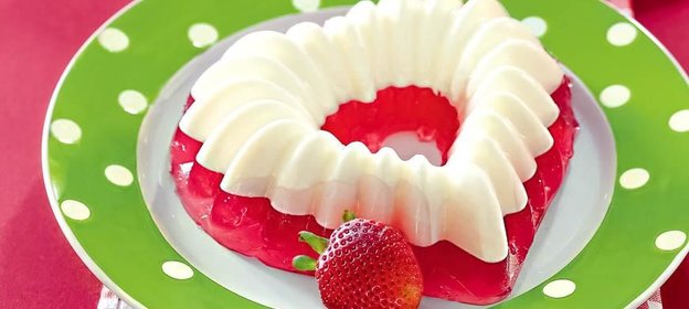 Двуслойное желе с клубникой