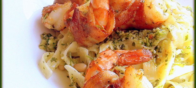 Паста с песто из петрушки и креветками в беконе