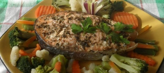 Стейк из семги с прованскими травами и овощами