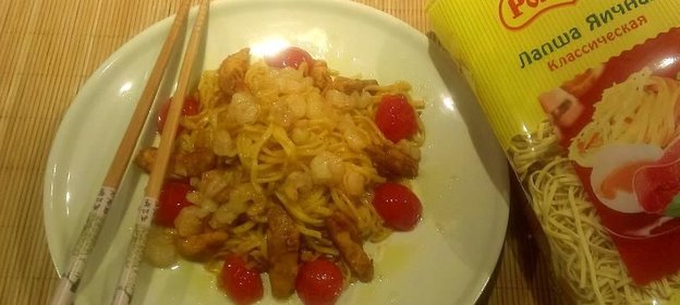 Китайская лапша с креветками и свининой