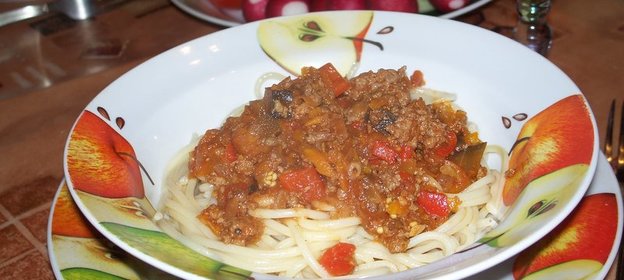 Томатный соус с говядиной и овощами для спагетти