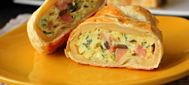 Яичница-болтунья в слоеном тесте