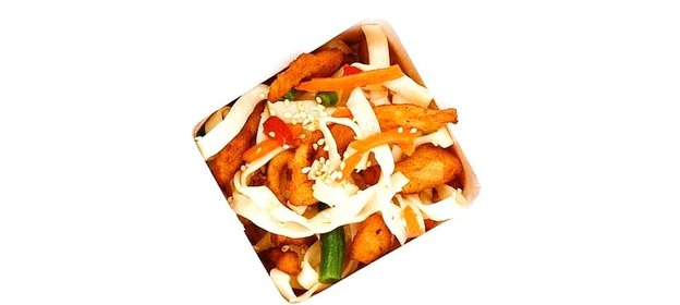 Пшеничная лапша с курицей в соево-медовом соусе