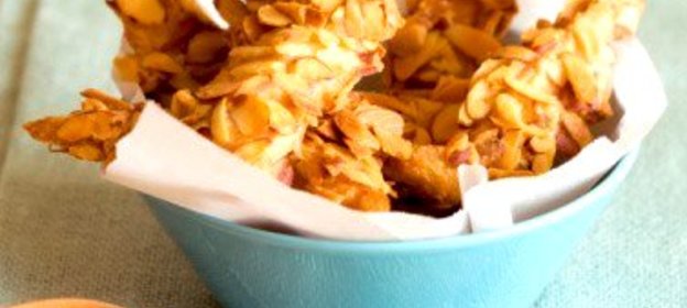 Куриные кусочки в панировке из миндаля с коричневым рисом