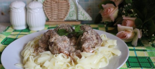 Лапша с мясными фрикадельками в молочном соусе