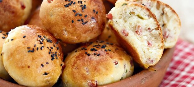 Булочки с зеленым луком и ветчиной