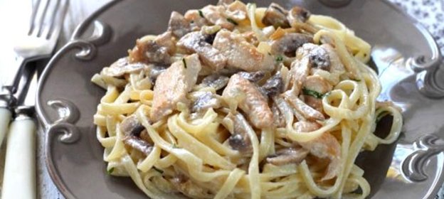 Паста с шампиньонами и курицей в сливочном соусе