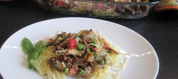 Запеканка из овощей с говядиной и спагетти