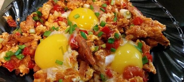 Яичница с копченой грудинкой помидорами