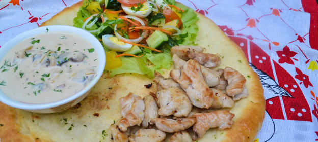 Жареное куриное филе - с салатом, сливочно-грибным соусом, поданное на чесночной лепешке