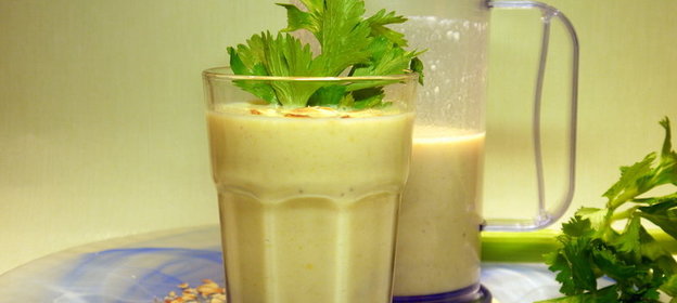 Кефир в компании с абрикосами, бананом и сельдереем или еще один разгрузочный смузи