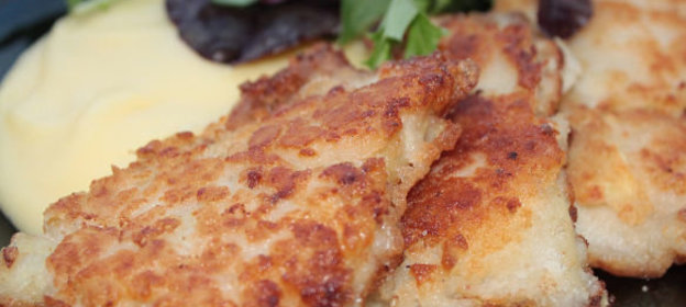 Соленый картофель в соусе из трав