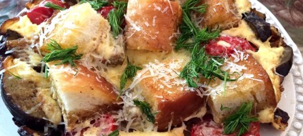 Яичница с баклажанами и белым хлебом